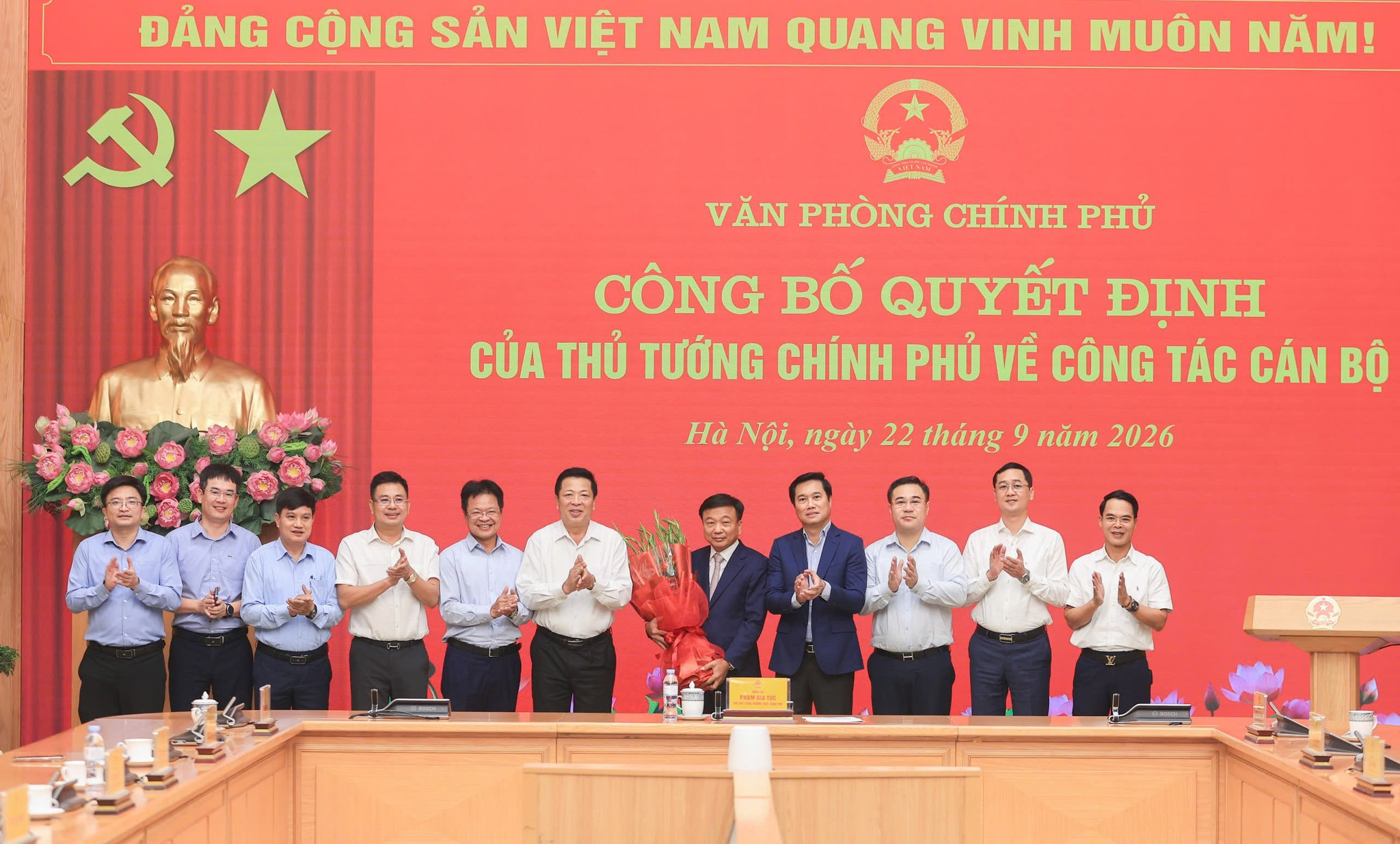 Bộ trưởng Bộ Xây dựng Trần Hồng Minh và các đại biểu chúc mừng tân Phó Chủ nhiệm VPCP Nguyễn Danh Huy