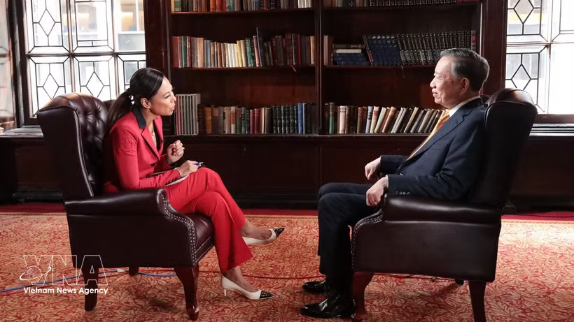 General Secretary of the Communist Party of Vietnam Central Committee and President To Lam (R) gives an interview to Bloomberg TV. (Photo: VNA)