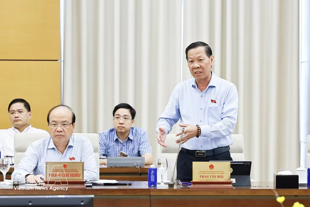Chairman of the NA Committee for Economic and Financial Affairs Phan Van Mai presents the verification report on September 22 (Photo: VNA) vnanet_phan-van-mai.jpg