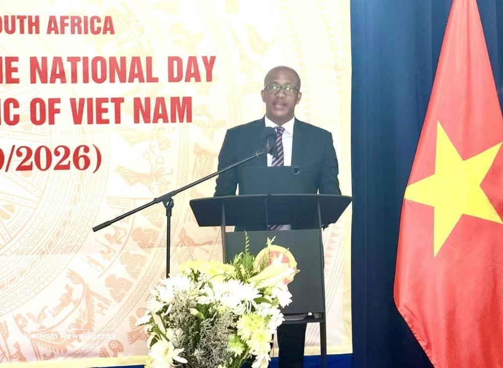 South African Deputy Minister in the Presidency Kenneth Morolong speaks at the event (Photo: VNA) vnanet-south-africa-4.jpg