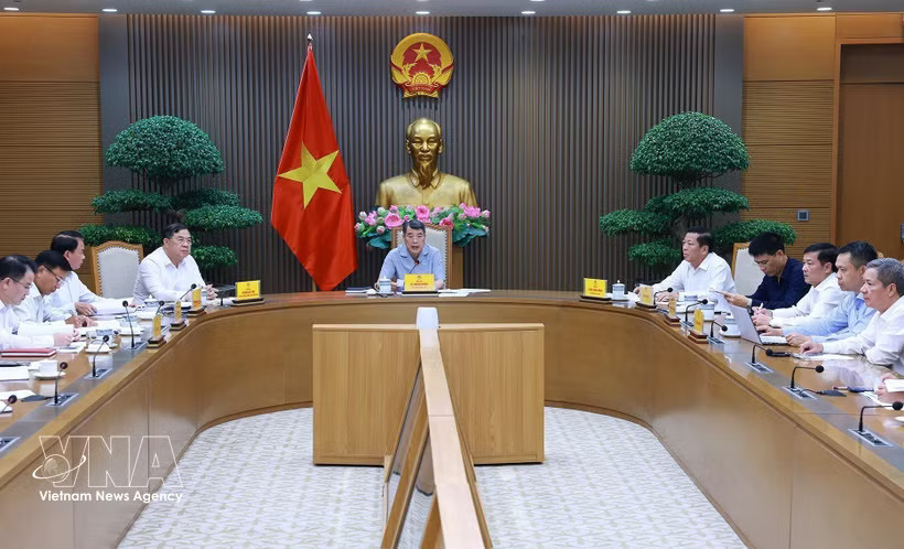 Prime Minister Le Minh Hung (centre) chairs a meeting in Hanoi on September 22 to review the implementation of key transport projects and promote disbursement for them (Photo: VNA)