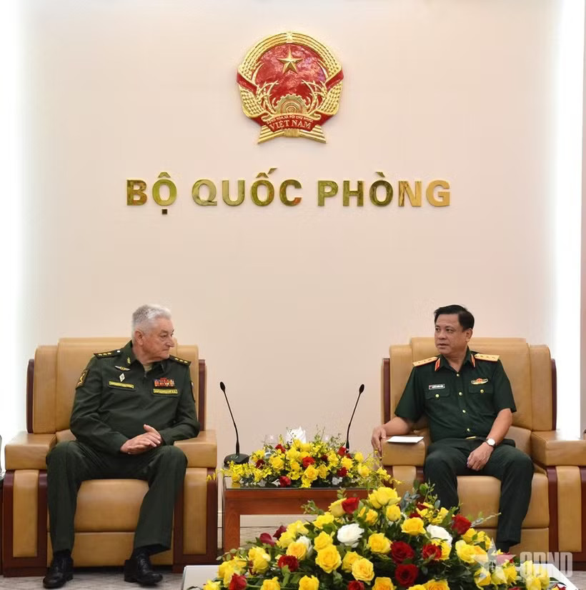Deputy Minister of National Defence Sen. Lieut. Gen. Nguyen Truong Thang (right) and Sen. Lt. Gen. Vladimir Borisovich Zarudnitsky, Director of the Military Academy of the General Staff of the Armed Forces of Russia at their meeting on September 22 (Photo: qdnd.vn)