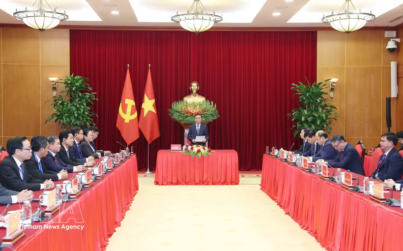 Politburo Member and Standing Member of the Communist Party of Vietnam (CPV) Central Committee’s Secretariat Tran Cam Tu receives a high-ranking delegation of the Lao People’s Revolutionary Party (LPRP) in Hanoi on September 22 (Photo: VNA)