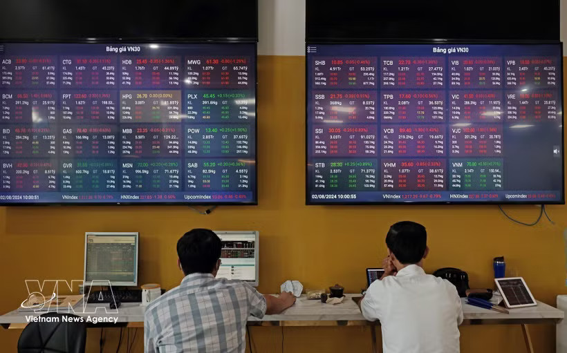 Transactions at the headquarters of Bao Viet Securities Company in Hanoi. (Photo: VNA)