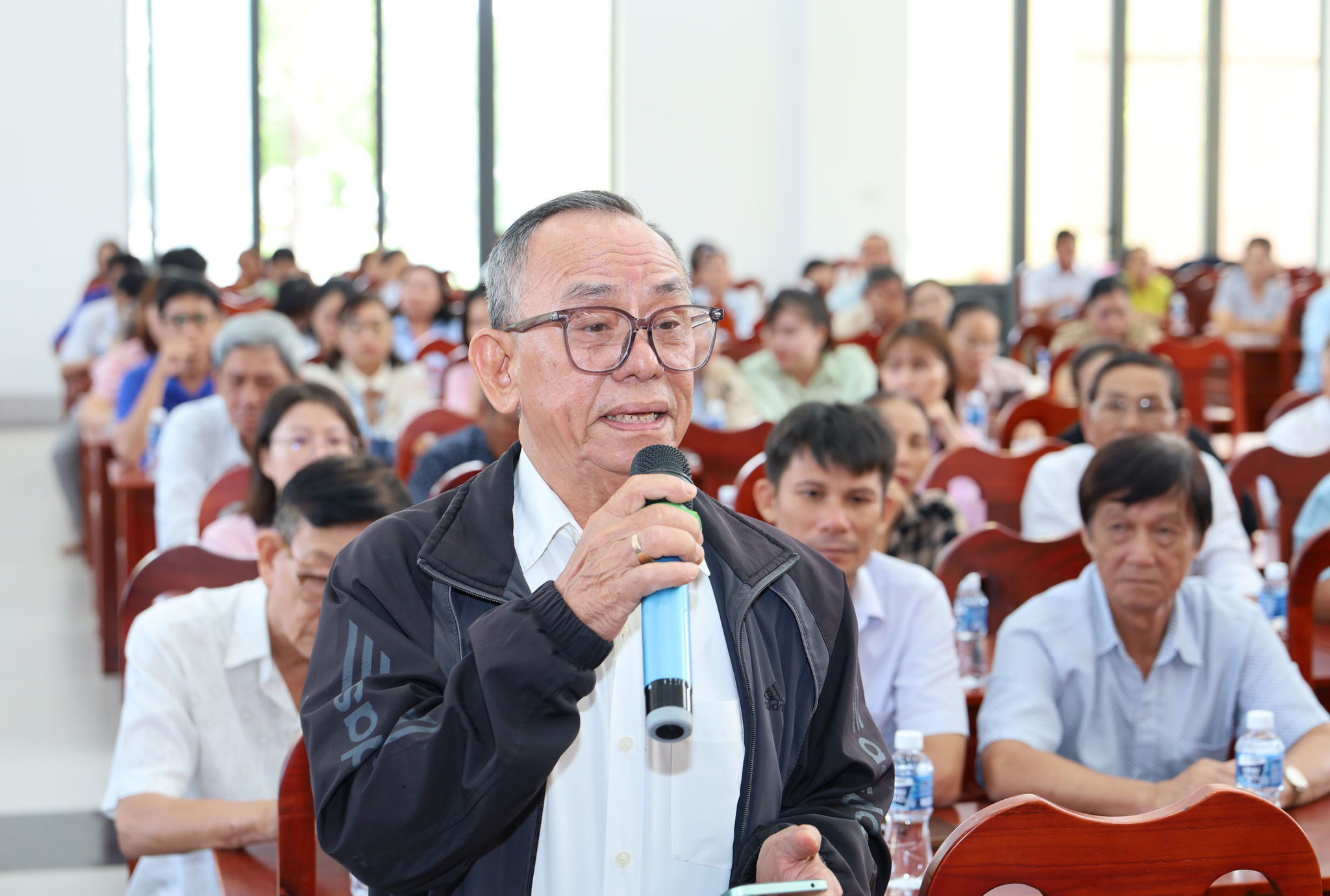 Cử tri xã Liên Hương phát biểu kiến nghị tại buổi TXCT