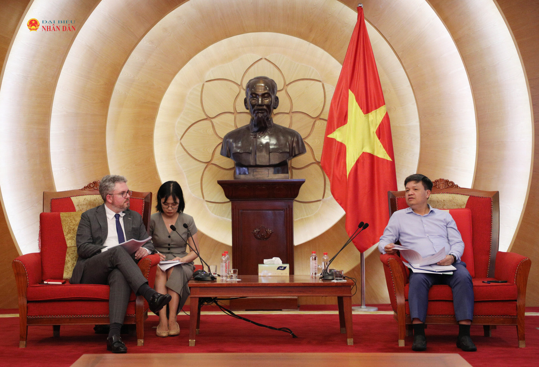 Phó Chủ nhiệm Ủy ban Khoa học Công nghệ và Môi trường Tạ Đình Thi trao đổi cùng Giám đốc Công ty Vriens & Partners Việt Nam - đơn vị đồng hành cùng Liên minh Samuel Pursch