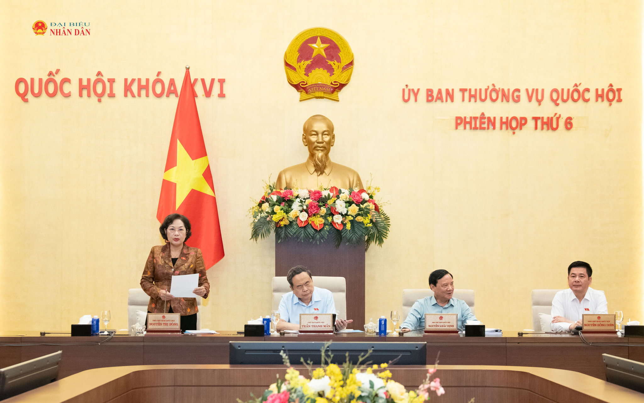 Phó Chủ tịch Quốc hội Nguyễn Thị Hồng điều hành phiên họp