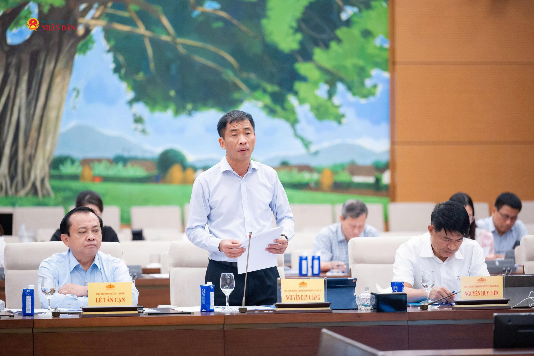 Phó Viện trưởng Viện kiểm sát nhân dân tối cao Nguyễn Duy Giảng trình bày Tờ trình. Ảnh: Lâm Hiển.
