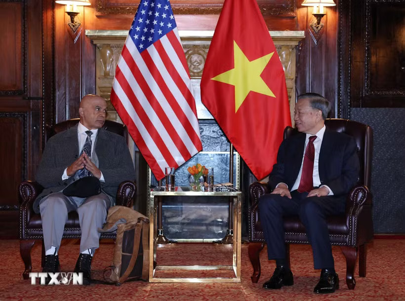 Tổng Bí thư, Chủ tịch nước Tô Lâm tiếp Đồng Chủ tịch Đảng Cộng sản Hoa Kỳ Joe Sims. (Ảnh: Thống Nhất/TTXVN)