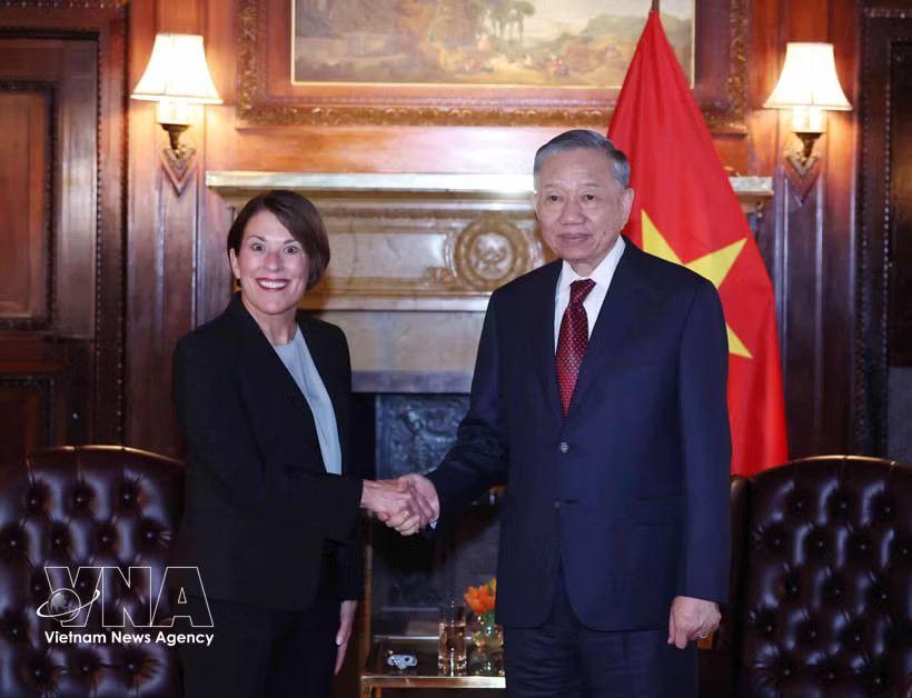General Secretary of the Communist Party of Vietnam Central Committee and President To Lam (right) meets with Professor Sarah Anne Soule, Dean of Stanford Graduate School of Business at Stanford University, in New York on September 21. (Photo: VNA)