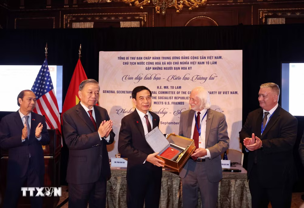Tổng Bí thư, Chủ tịch nước Tô Lâm chứng kiến trao kỷ vật chiến tranh cho Bộ Quốc phòng Việt Nam