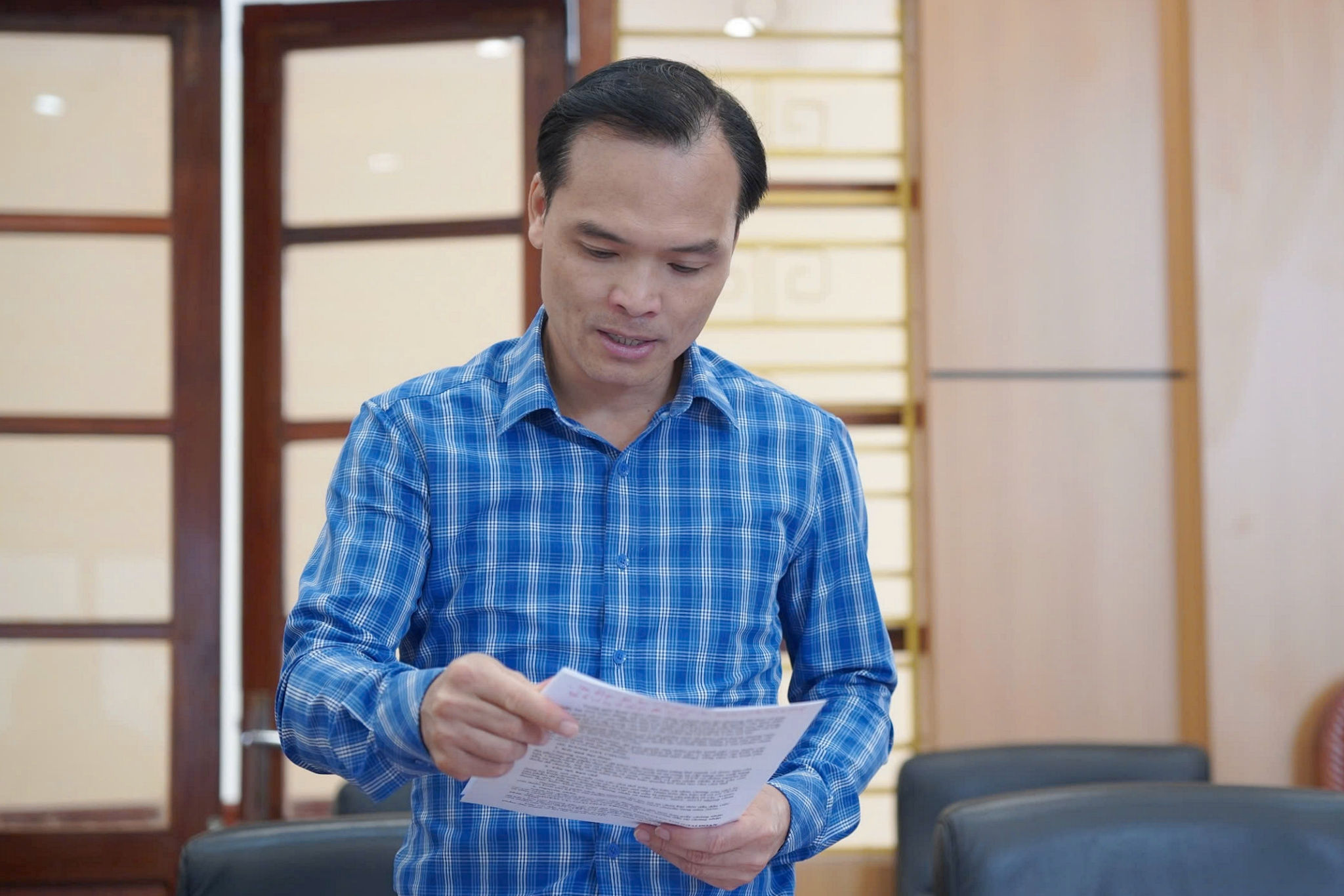 Thành viên đoàn giám sát phát biểu ý kiến tại buổi làm việc.