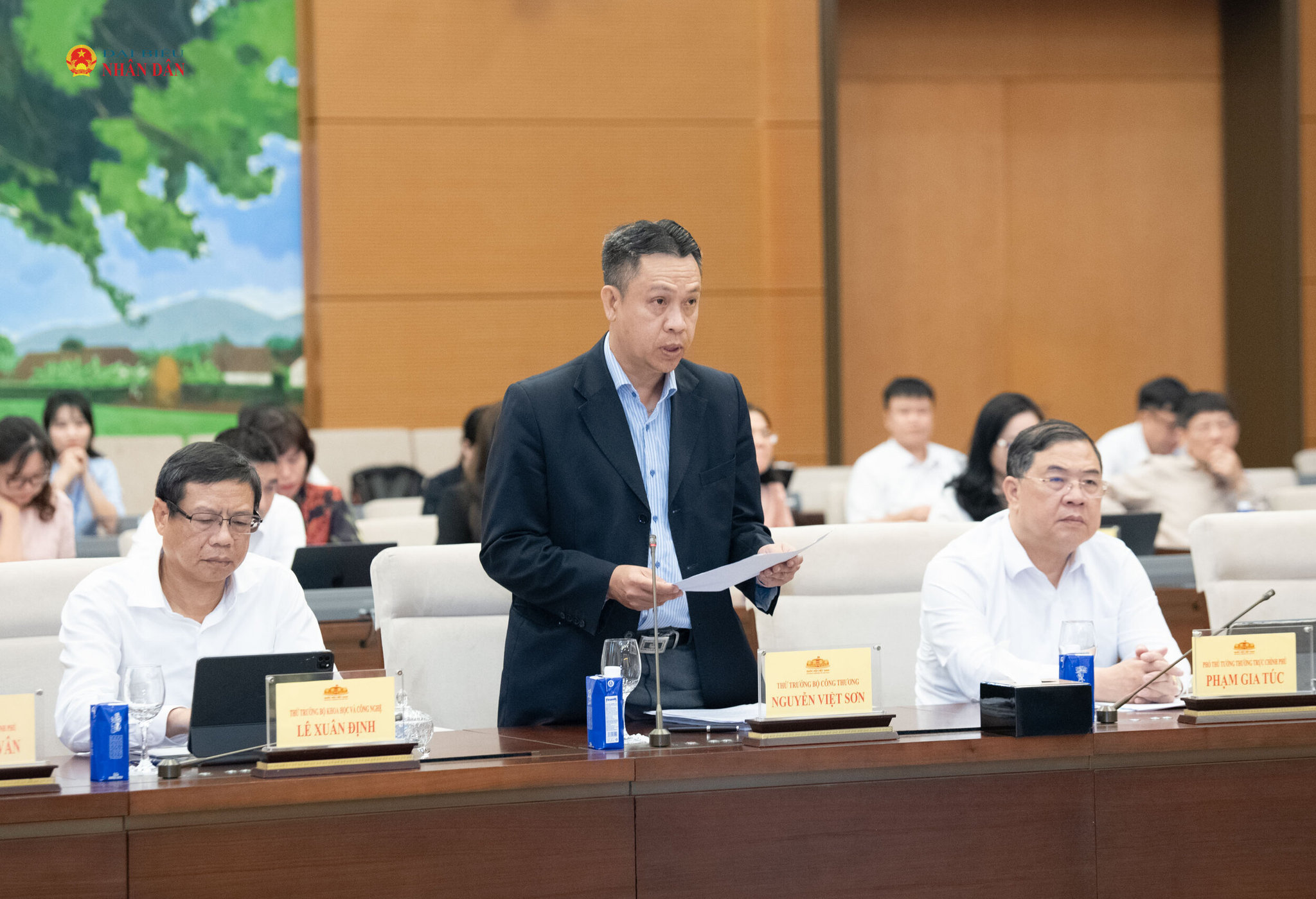 Thứ trưởng Bộ Công thương Nguyễn Việt Sơn trình bày dự thảo Luật