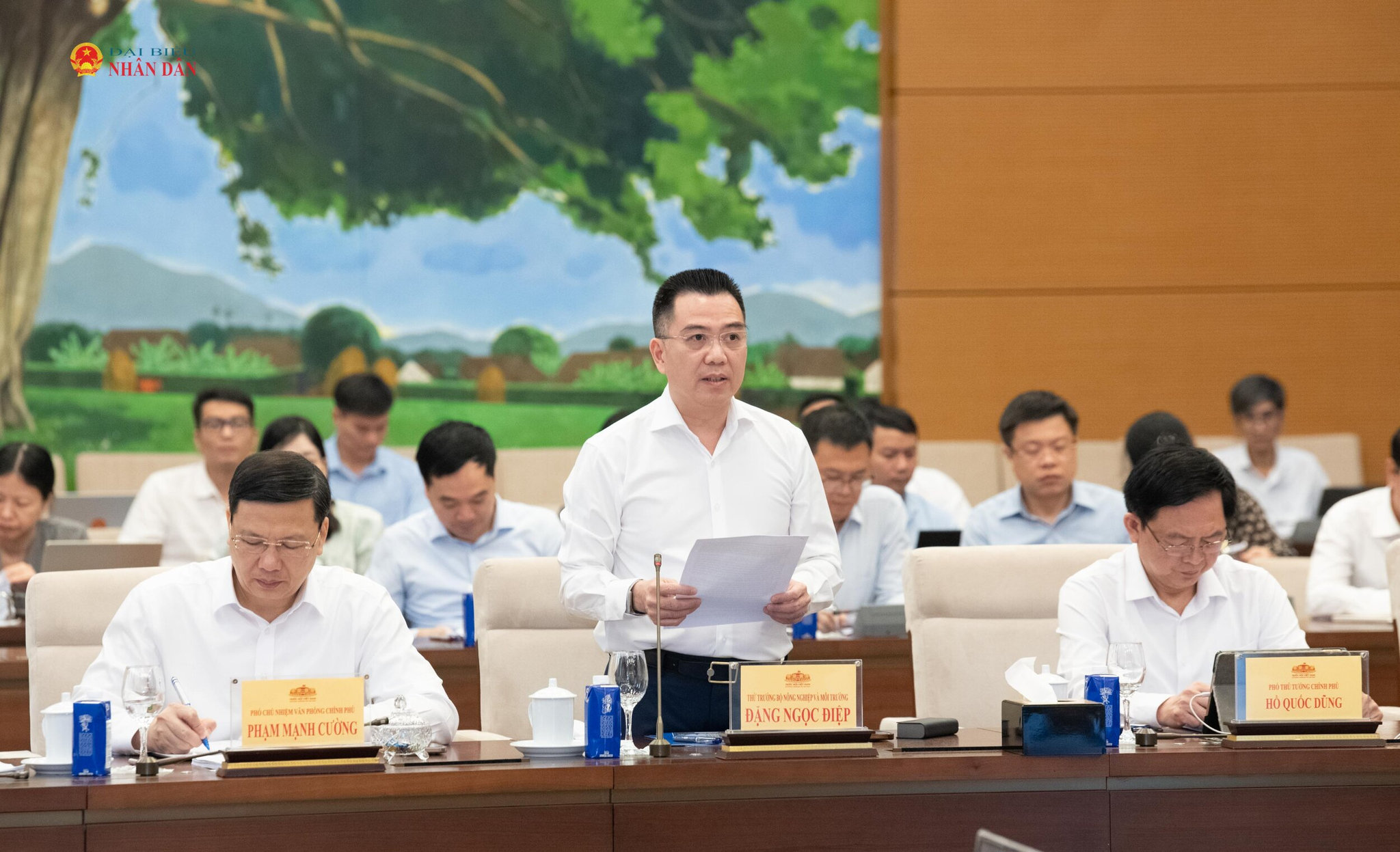 Thứ trưởng Bộ Nông nghiệp và Môi trường Đặng Ngọc Điệp trình bày dự án Luật Tài nguyên, môi trường biển và hải đảo (sửa đổi)