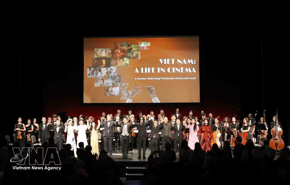 Artists at the cultural event in New York on September 21 evening. (Photo: VNA) vnanet-top-leader-meets-vietnamese-community-in-the-us-2.jpg