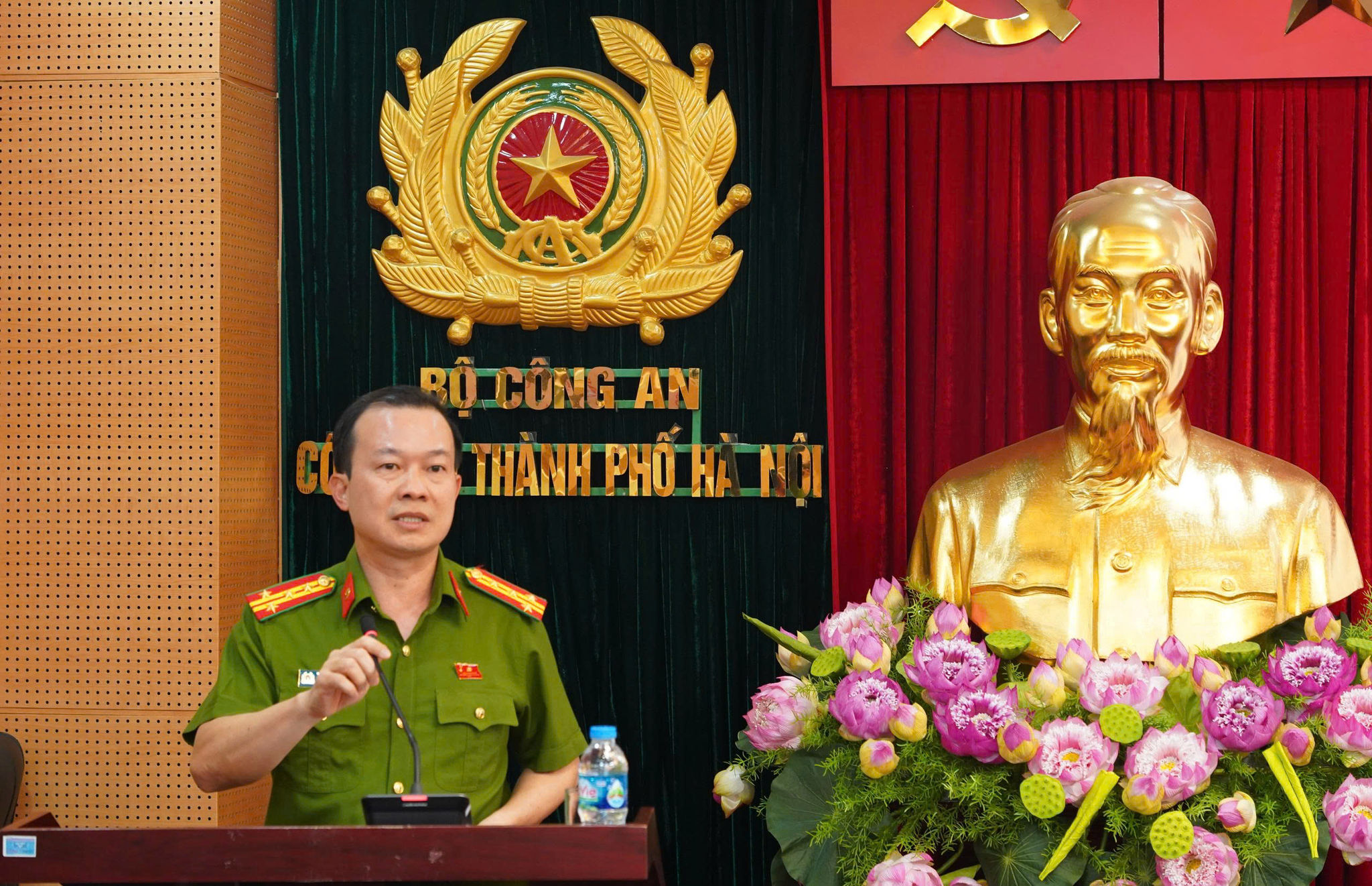 Đại tá Trần Thanh Tùng, Chánh Văn phòng Cơ quan Cảnh sát điều tra Công an Thành phố điều hành nội dung thảo luận.