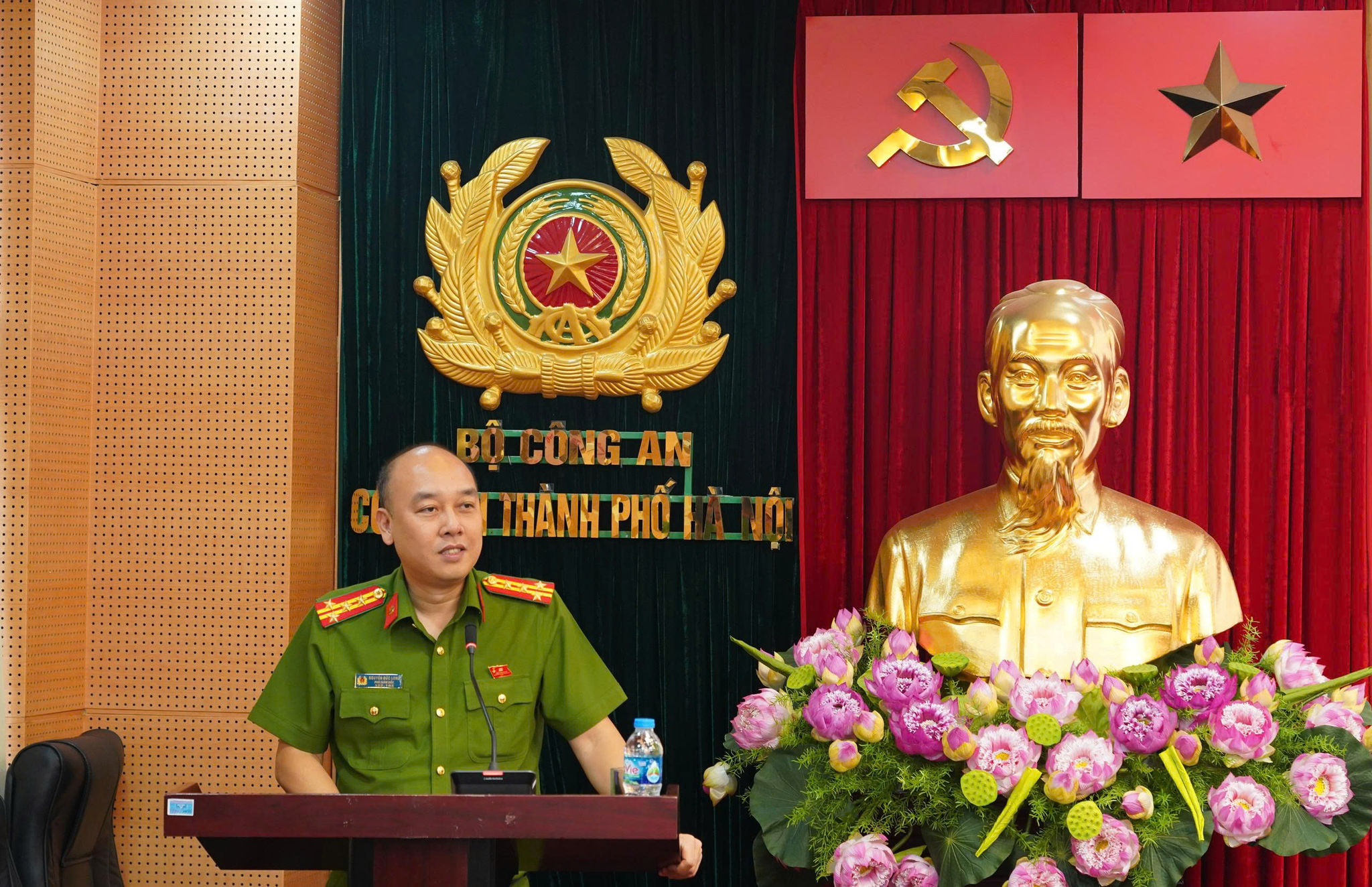Đại tá Nguyễn Đức Long, Phó Giám đốc, Thủ trưởng Cơ quan Cảnh sát điều tra Công an thành phố Hà Nội phát biểu khai mạc Hội thảo.