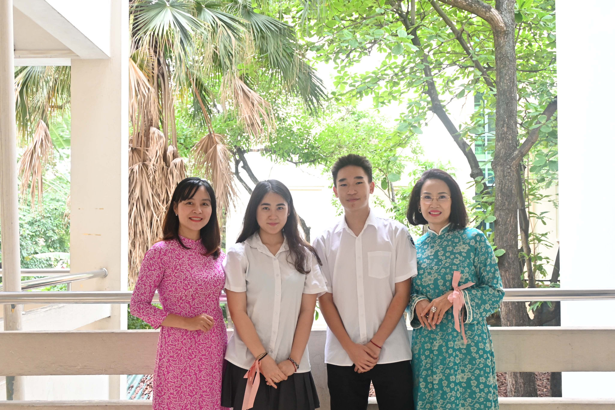 Hai chị em Tuệ Giang và Khoa Vũ đều là cựu học sinh chuyên Anh Trường THPT Chuyên Ngoại ngữ