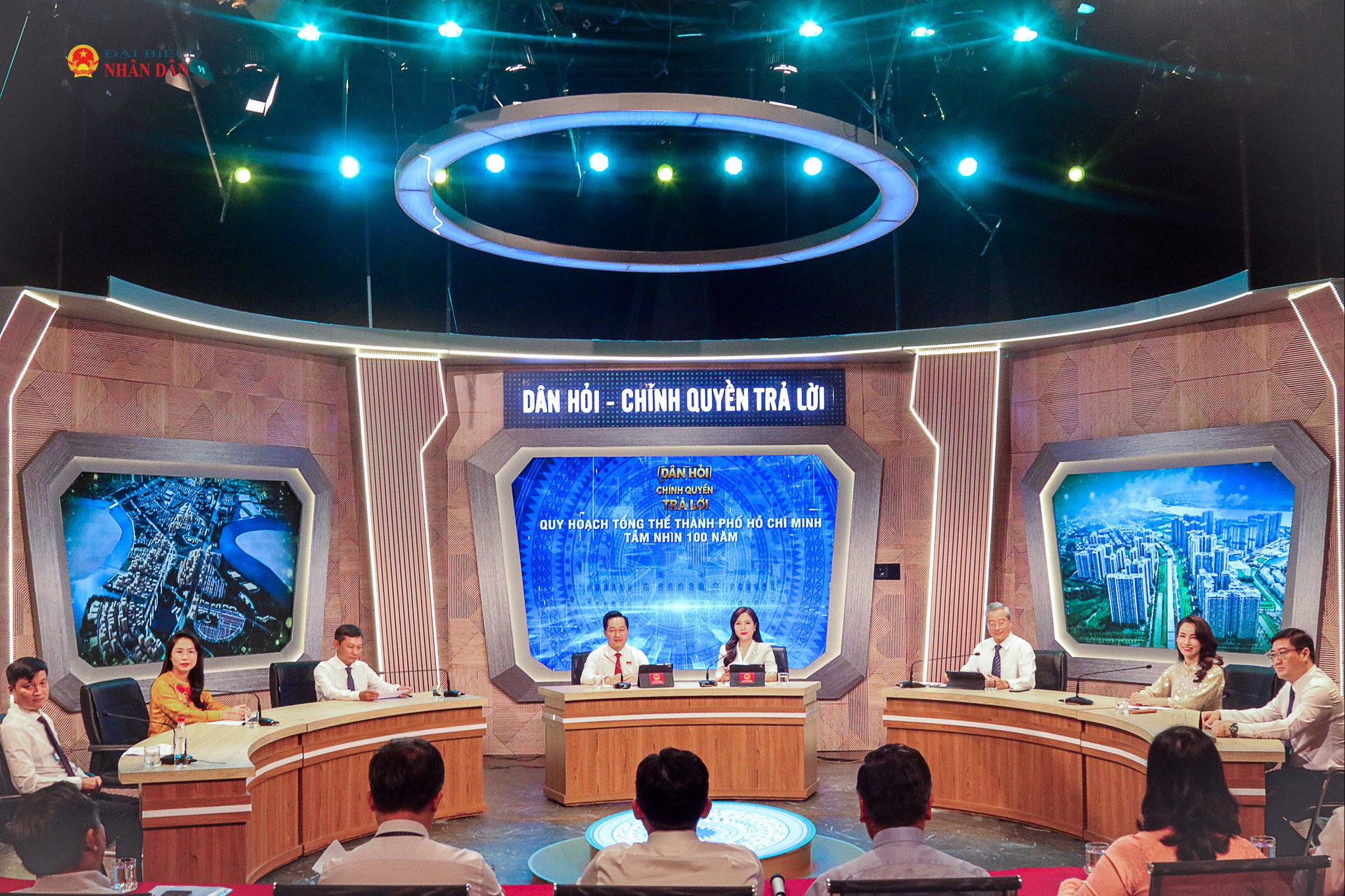 Chương trình Dân hỏi - Chính quyền trả lời do Thường trực HĐND thành phố Hồ Chí Minh tổ chức được phát sóng trên trực tiếp trên kênh HTV9, phát thanh trên sóng VOH và phát trực tuyến trên các nền tảng số thu hút sự quan tâm của cử tri