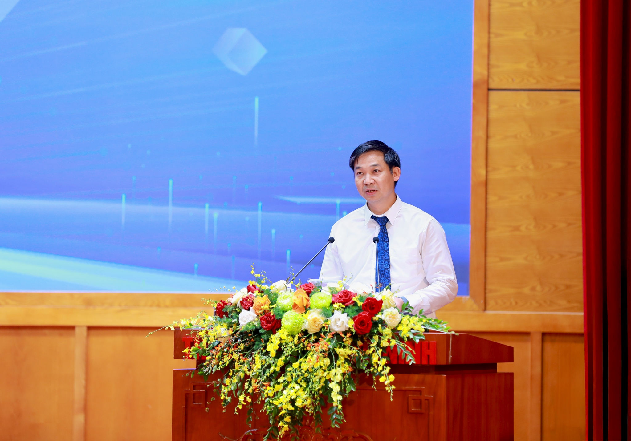 Phó Chủ tịch UBND thành phố Quảng Ninh Nguyễn Văn Công đã gợi mở một số định hướng cốt lõi để diễn đàn tập trung trao đổi, thảo luận