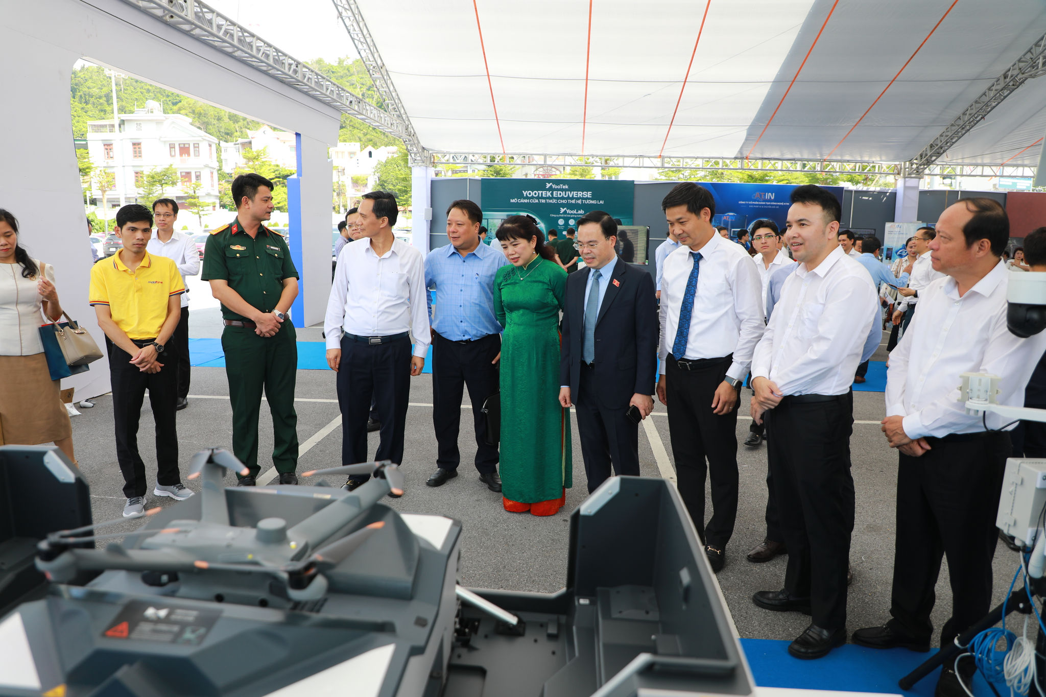 Các đại biểu tham quan sản phẩm công nghệ tại diễn đàn