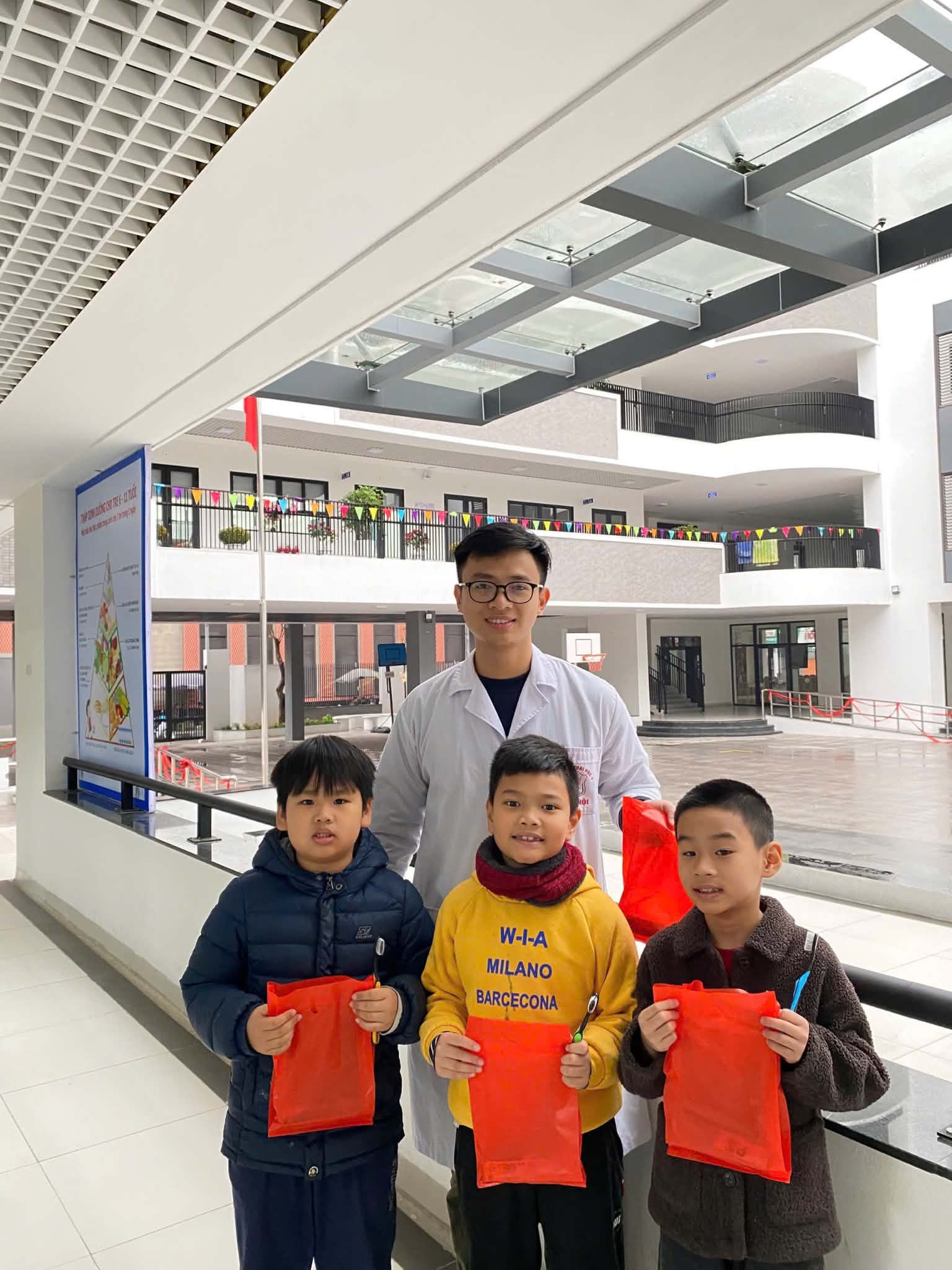 Minh kỳ vọng thời gian đào tạo nội trú sẽ giúp mình tiếp tục học hỏi từ thầy cô, bác sĩ và các anh chị đi trước, đồng thời có thêm cơ hội tiếp xúc với môi trường bệnh viện, công nghệ mới và các kỹ thuật chuyên sâu