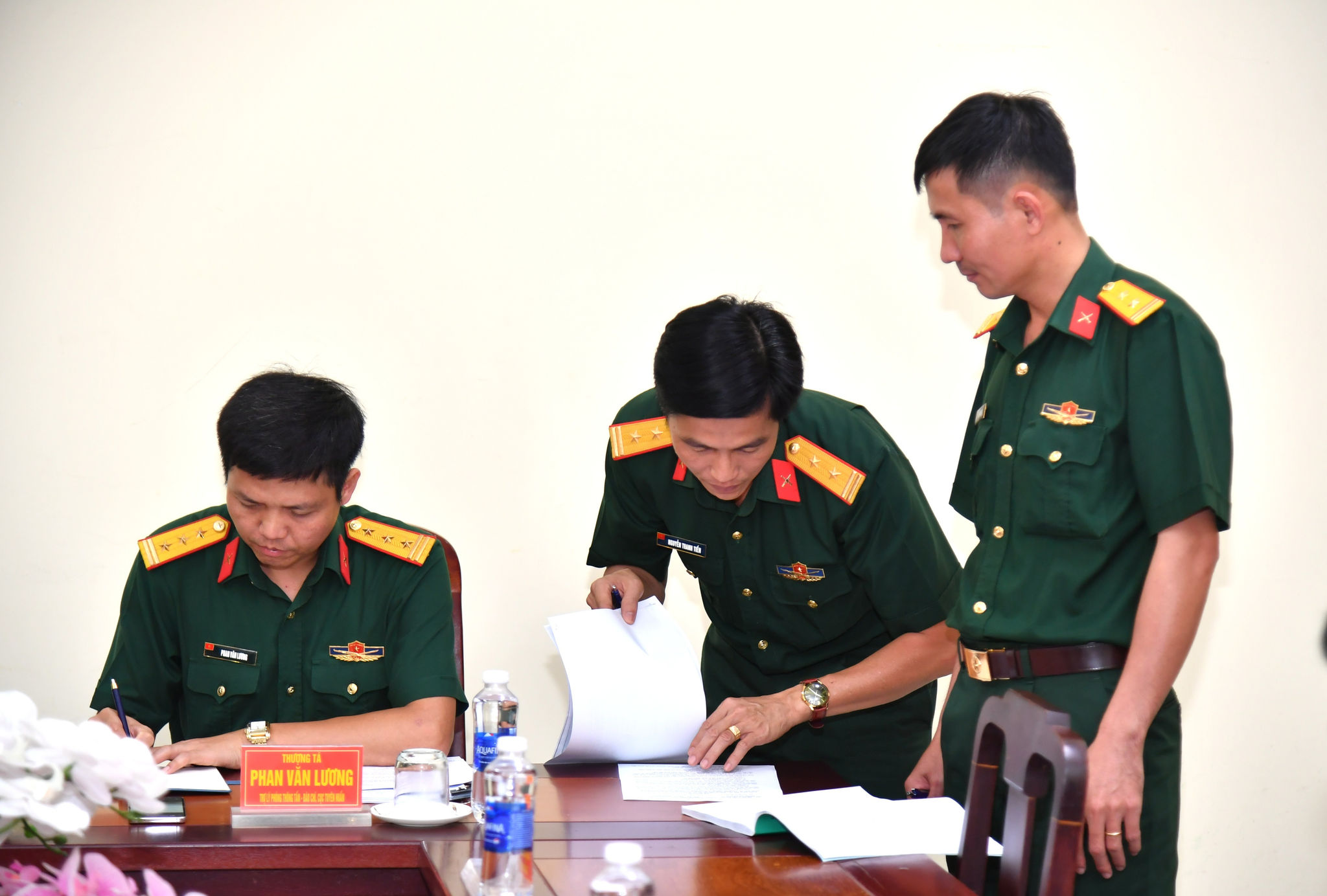 Đoàn kiểm tra các văn bản triển khai thực hiện Đề án 1219