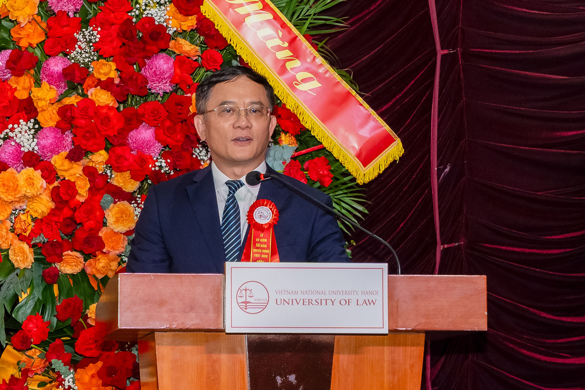 PGS.TS Nguyễn Tiến Vinh - Hiệu trưởng Trường Đại học Luật, Đại học Quốc gia Hà Nội trình bày diễn văn kỷ niệm