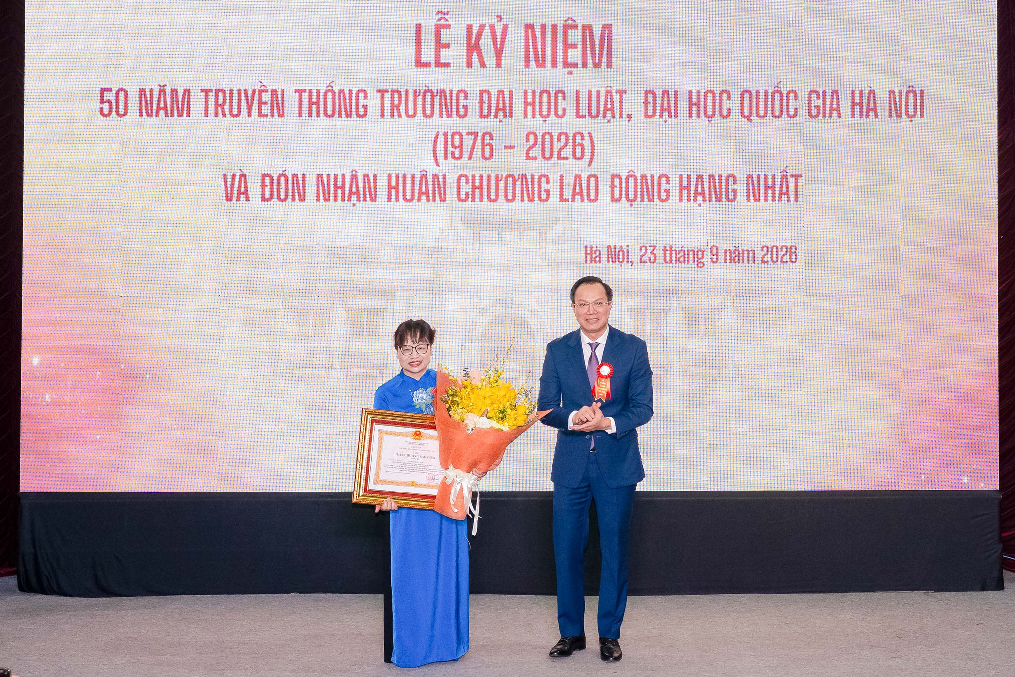 Thứ trưởng Bộ GD-ĐT Đoàn Trung Kiên trao Huân chương Lao động hạng Ba cho PGS.TS Nguyễn Thị Quế Anh, Trường Đại học Luật, Đại học Quốc gia Hà Nội