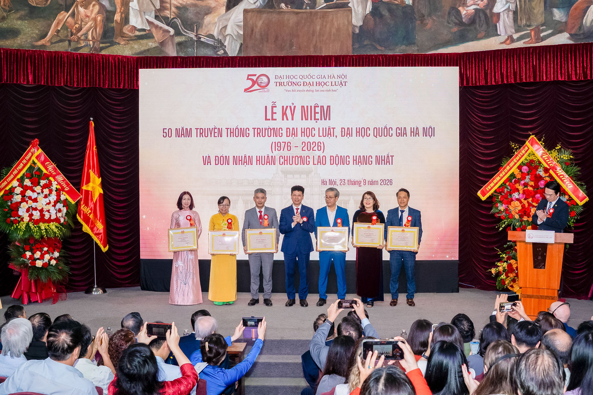 PGS.TS Nguyễn Hiệu trao bằng khen của Giám đốc Đại học Quốc gia Hà Nội cho các tập thể