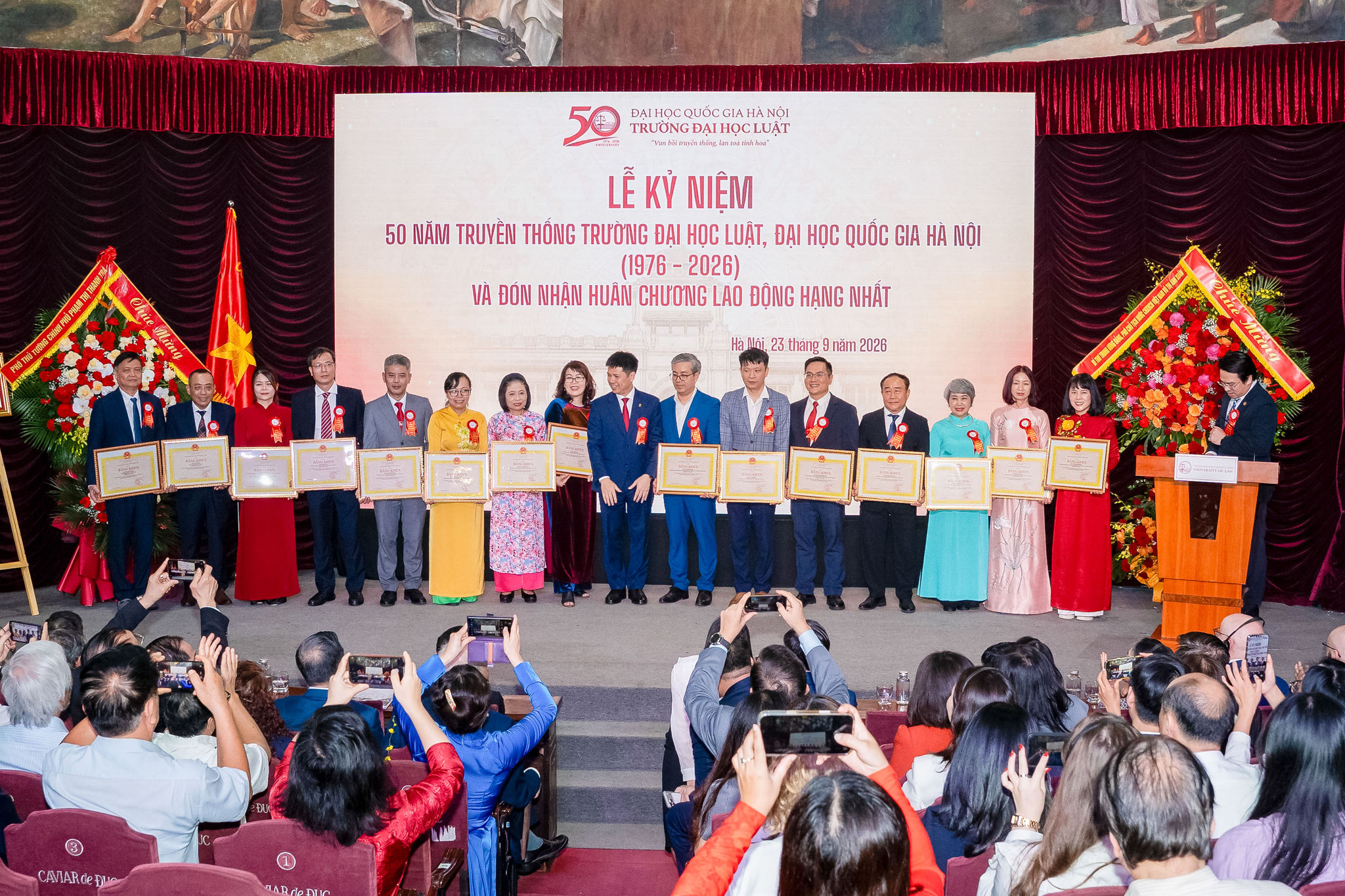 PGS.TS Nguyễn Hiệu trao bằng khen của Giám đốc Đại học Quốc gia Hà Nội cho các cá nhân