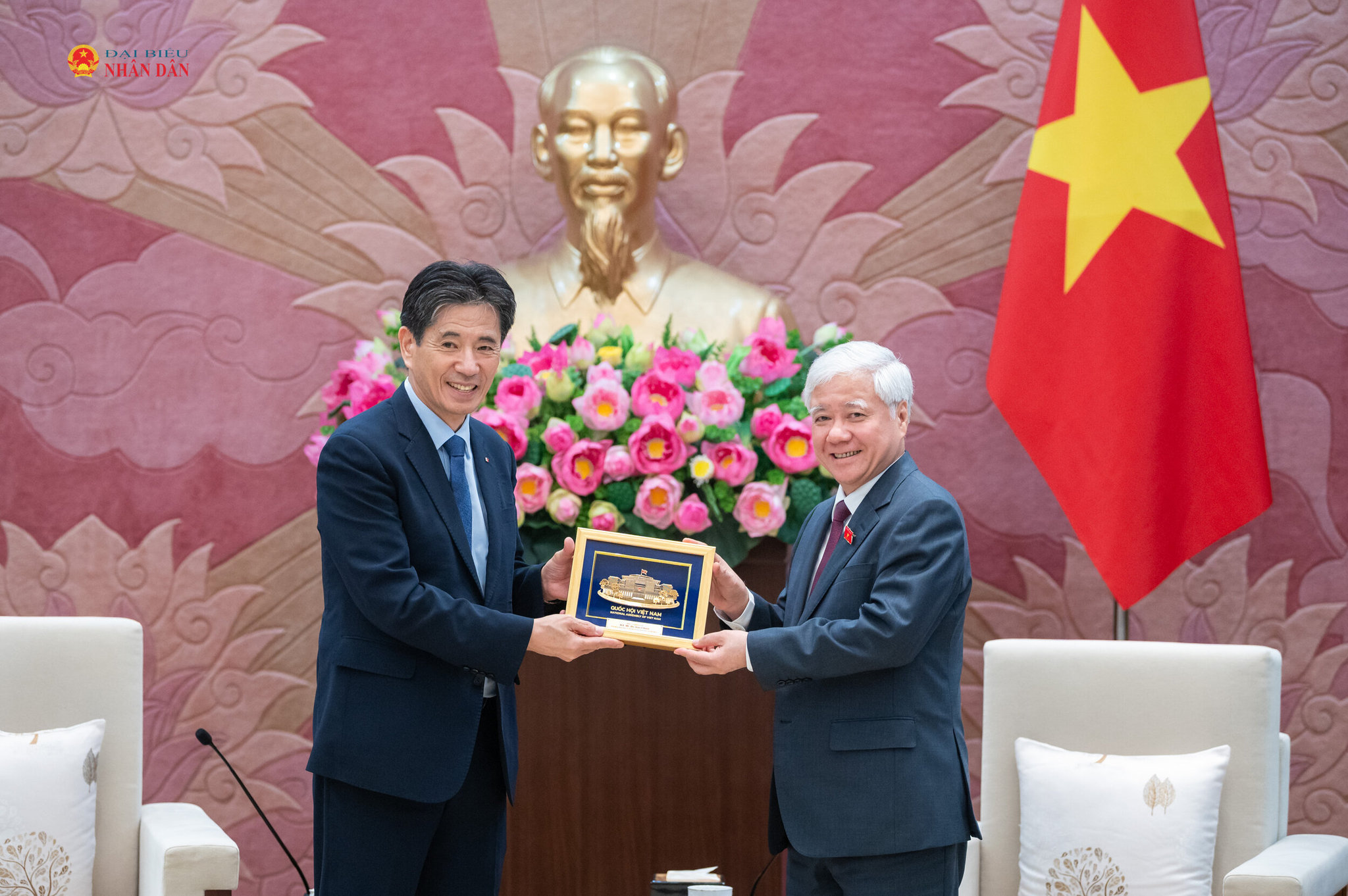 Phó Chủ tịch Thường trực Quốc hội Đỗ Văn Chiến trao quà lưu niệm tới Chủ tịch Hiệp hội Kinh tế và Văn hóa Hàn Quốc - Việt Nam Kwon Sung - Teak
