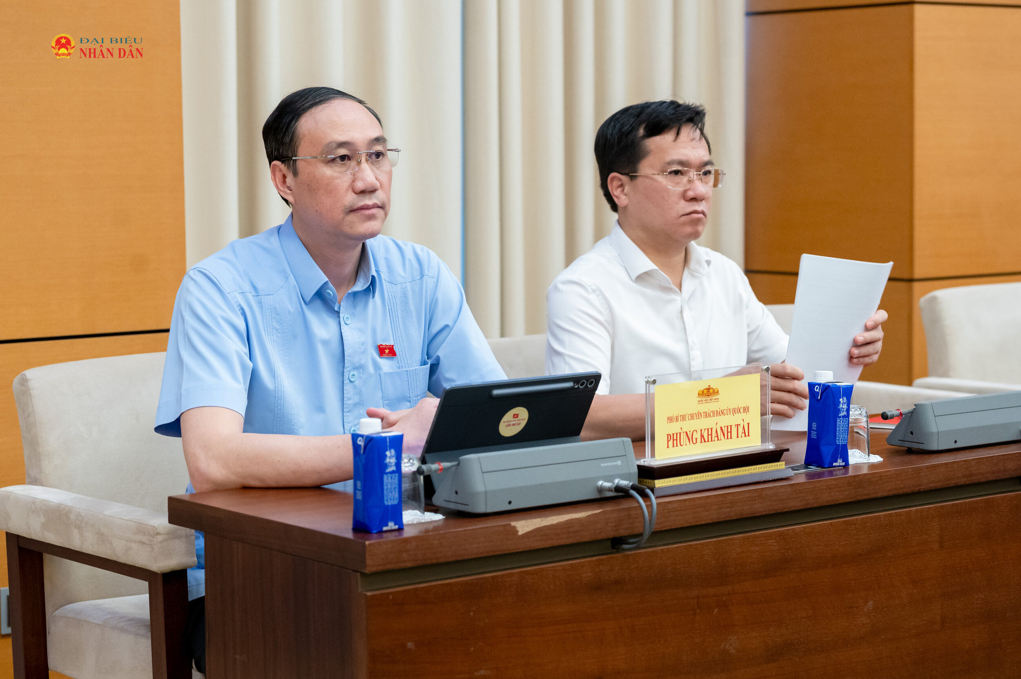 Đại biểu tham dự phiên họp