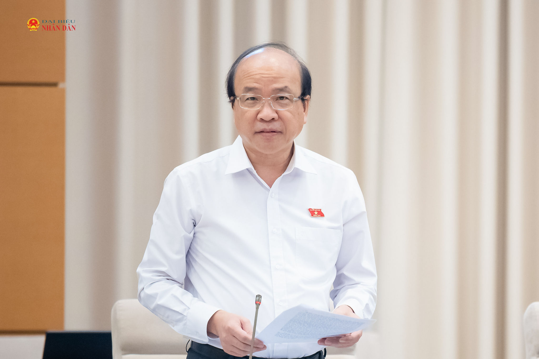 Chủ nhiệm Ủy ban Pháp luật và Tư pháp Phan Chí Hiếu trình bày tóm tắt báo cáo thẩm tra, đề xuất các vấn đề cần Quốc hội tập trung thảo luận