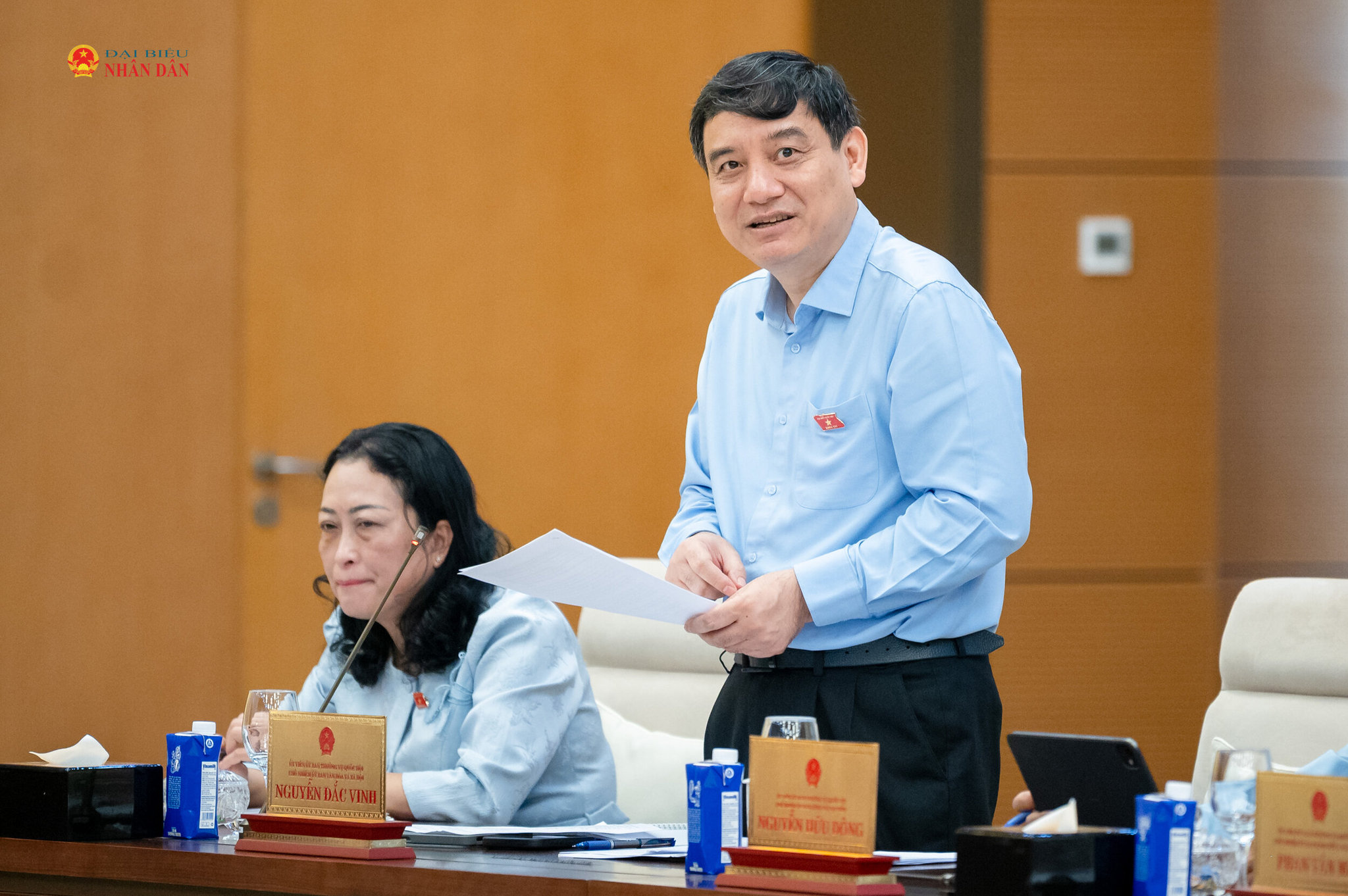 Chủ nhiệm Ủy ban Văn hóa và Xã hội Nguyễn Đắc Vinh trình bày tóm tắt Báo cáo thẩm tra sơ bộ dự án Luật