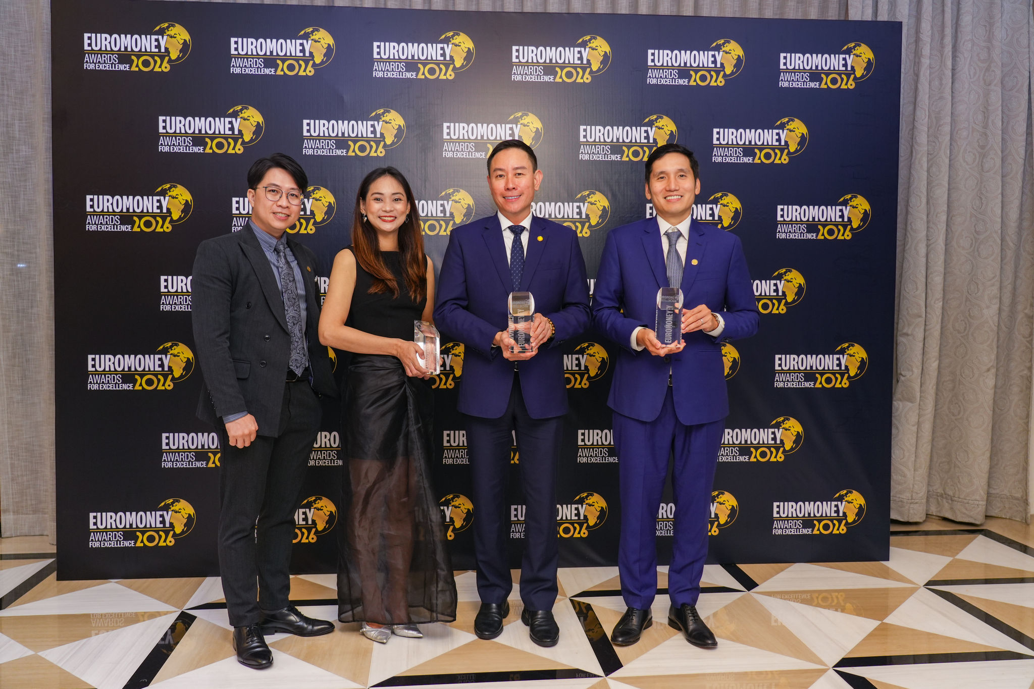 Đại diện lãnh đạo ngân hàng HDBank cầm biểu tượng giải thưởng chụp ảnh lưu niệm