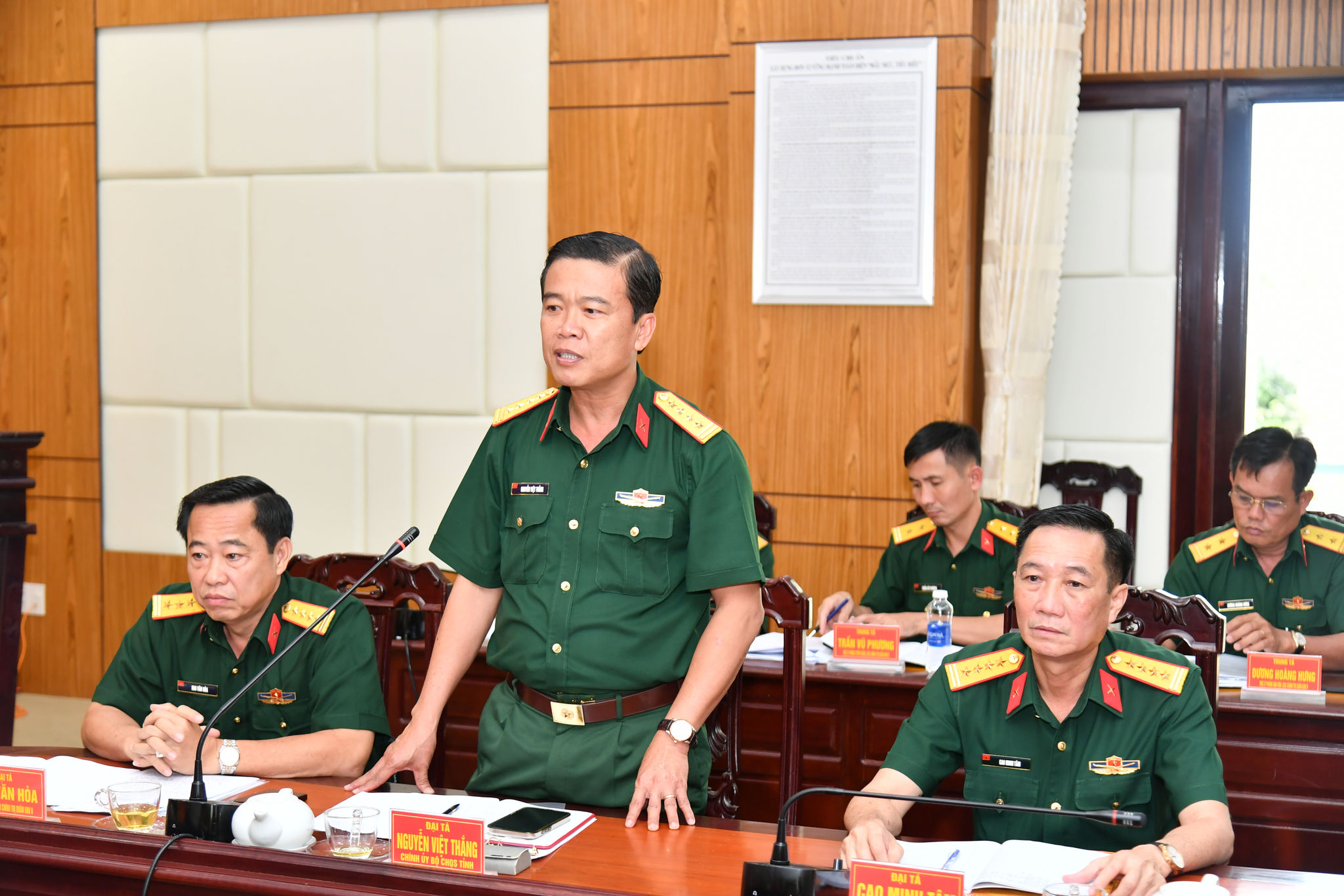 Đại tá Nguyễn Việt Thắng, Chính ủy Bộ CHQS tỉnh An Giang phát biểu tại hội nghị