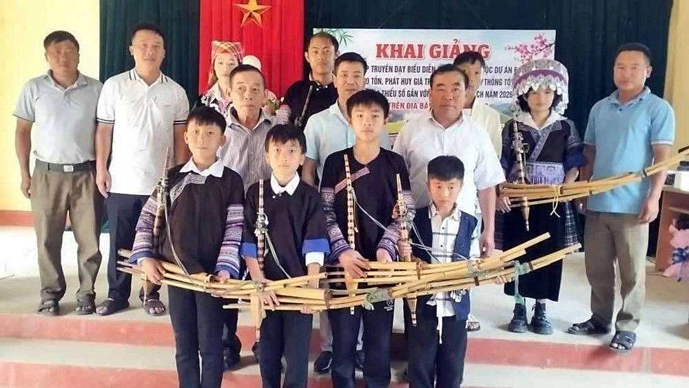 Các học viên cùng nghệ nhân và lãnh đạo xã Púng Luông tại lớp truyền dạy về chế tác và biểu diễn Khèn Mông