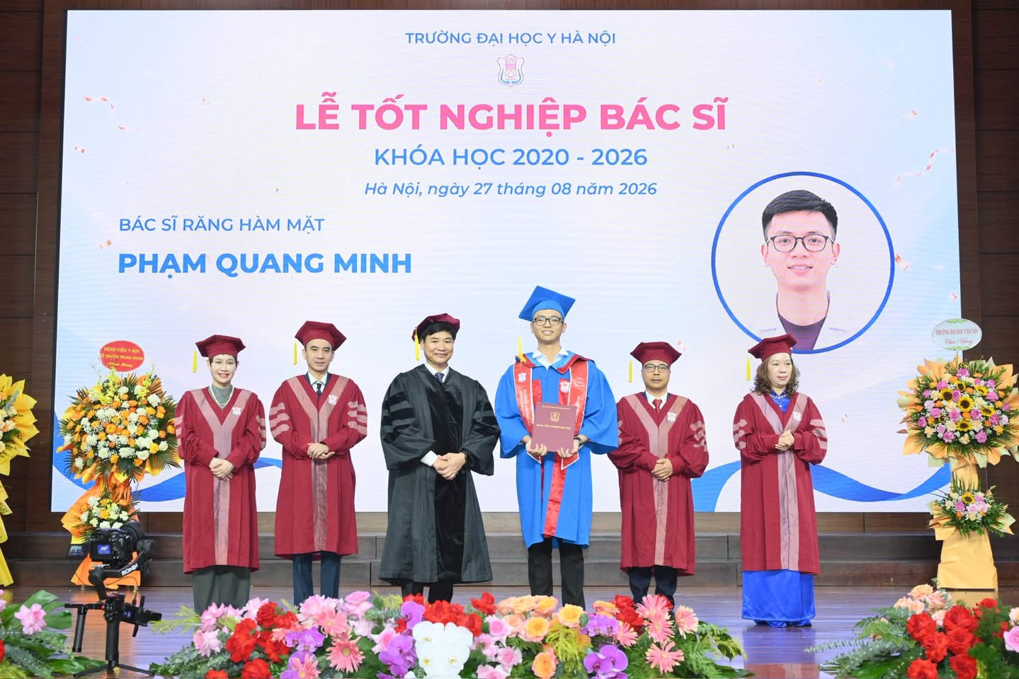 Phạm Quang Minh nhận bằng tốt nghiệp từ GS.TS Nguyễn Hữu Tú, Hiệu trưởng Trường Đại học Y Hà Nội trong Lễ tốt nghiệp bác sĩ khoá học 2020-2026