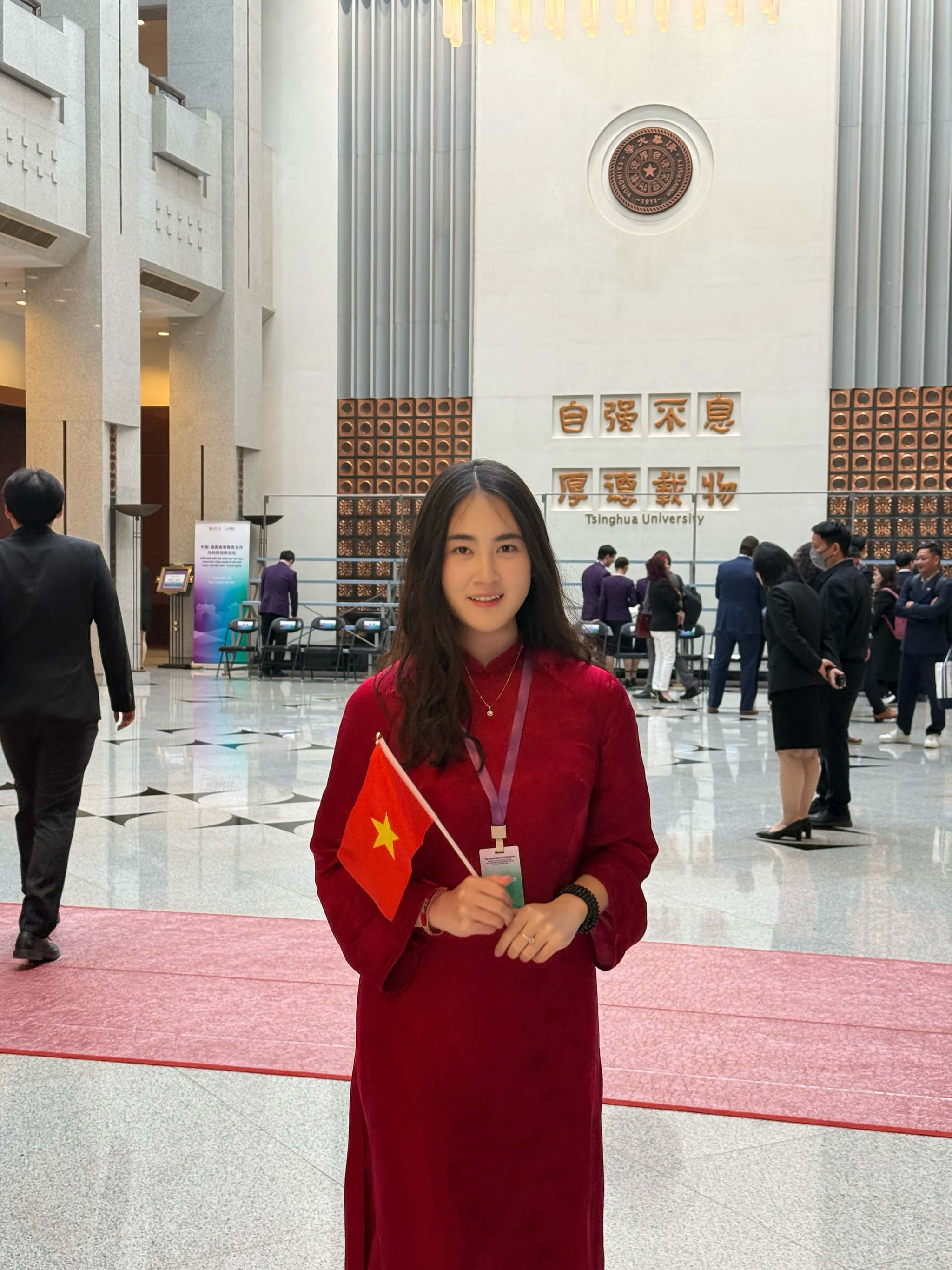 Tuệ Giang vinh dự được là một trong những sinh viên đón Tổng Bí thư, Chủ tịch nước Tô Lâm và Đoàn đại biểu cấp cao đã tới thăm Đại học Thanh Hoa
