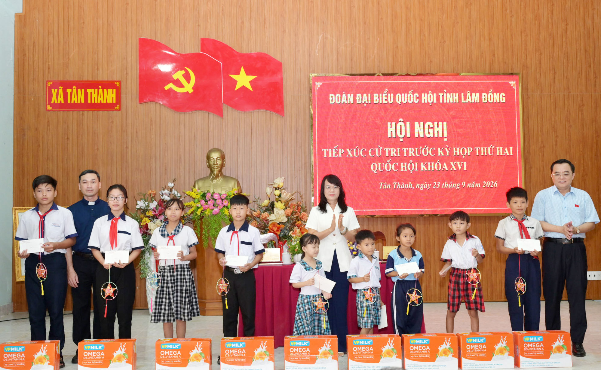 Đoàn ĐBQH tỉnh Lâm Đồng trao quà tặng học sinh vượt khó, học giỏi xã Tân Thành