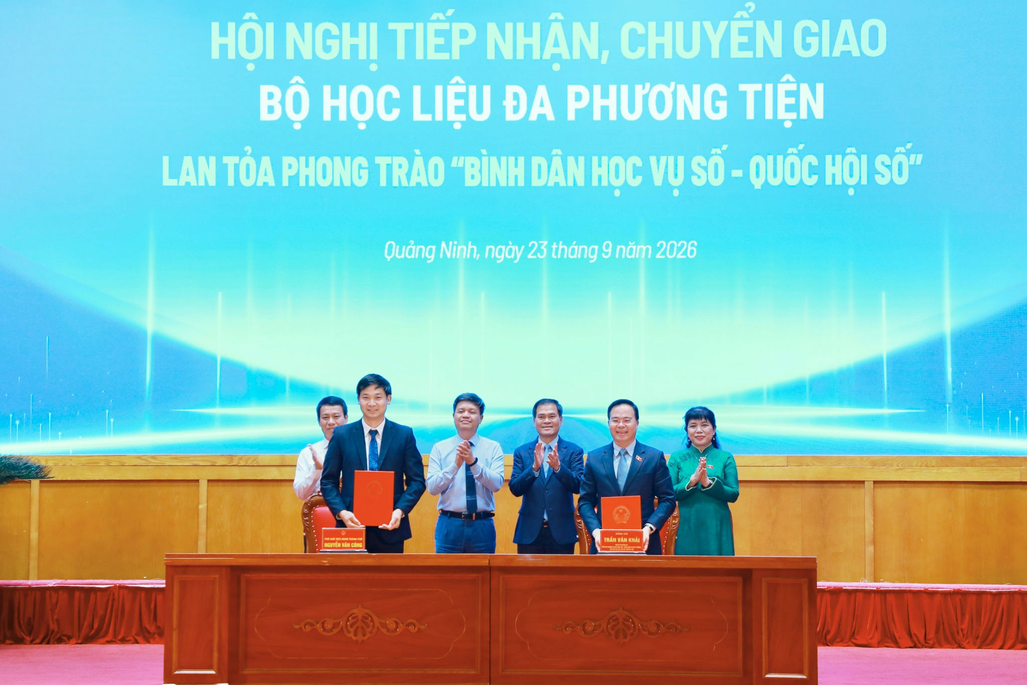 Bàn giao bộ học liệu đa phương tiện "Bình dân học vụ số - Quốc hội số” cho Quảng Ninh