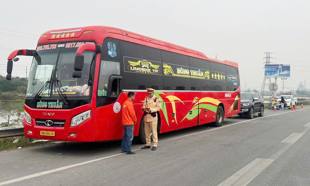 Thành phố Bắc Ninh tăng cường kiểm tra hoạt động kinh doanh vận tải bằng xe ô tô.