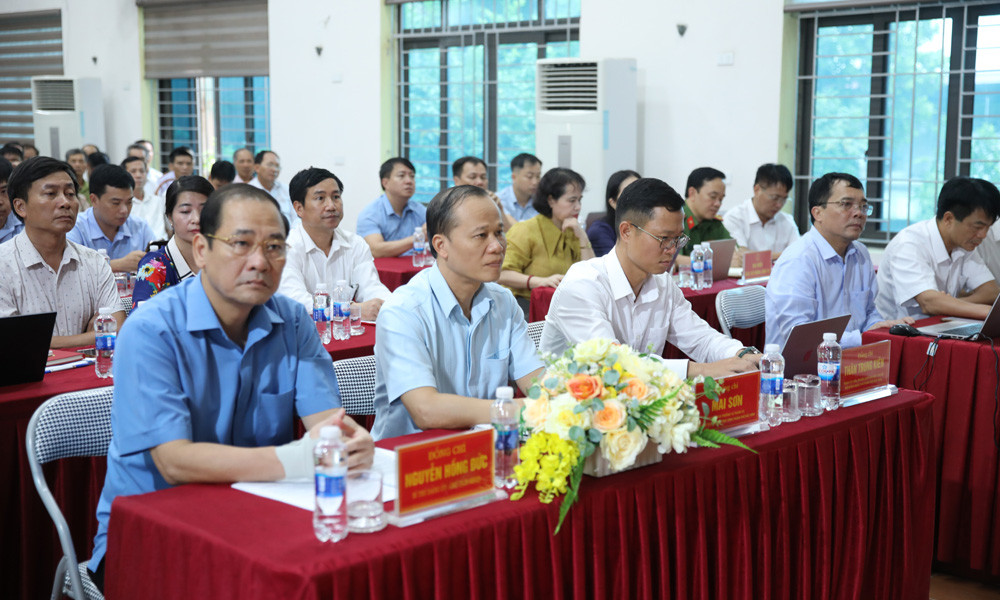 Các đại biểu tham dự hội nghị tiếp xúc cử tri