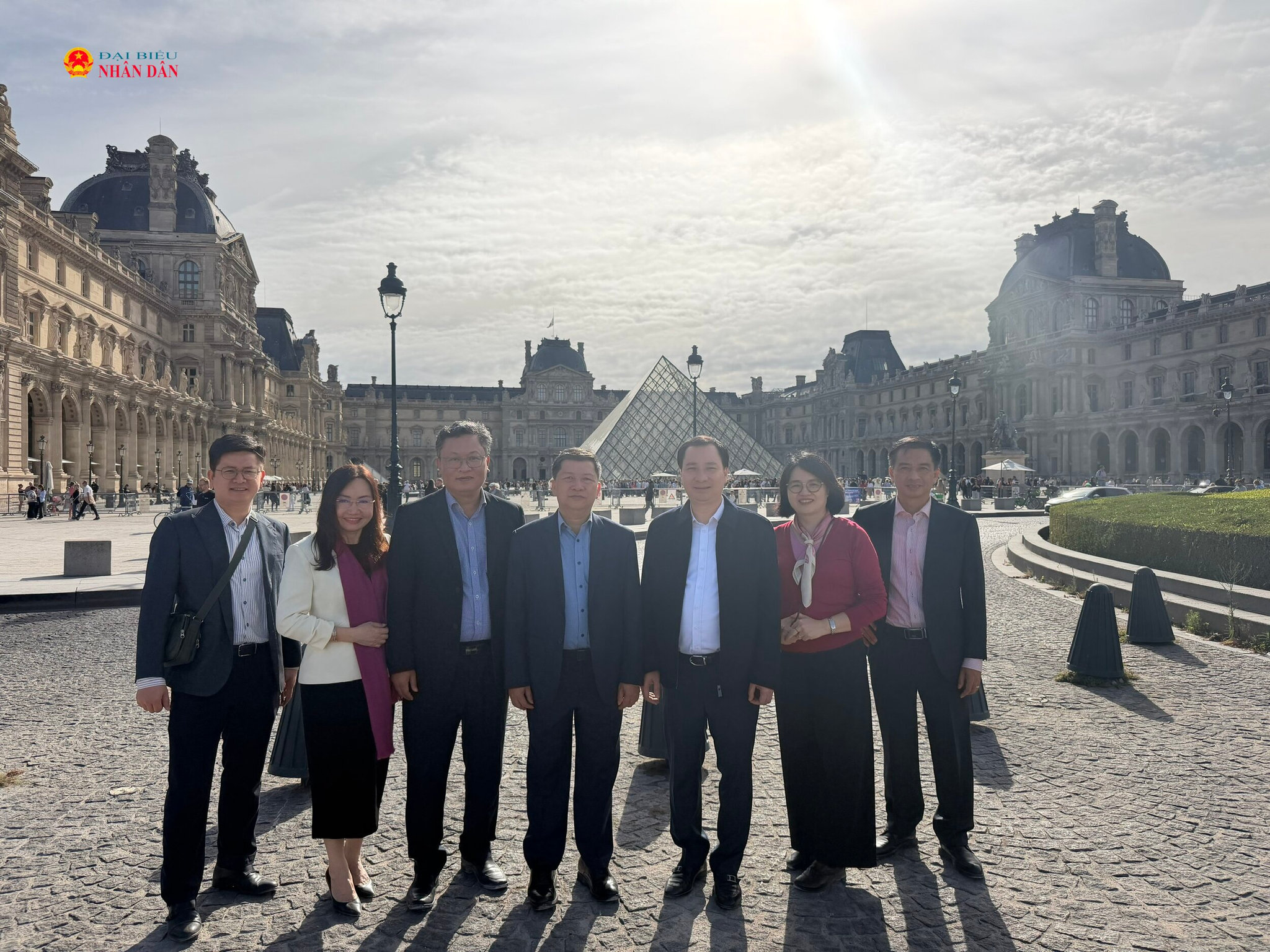 Đoàn khảo sát tại Bảo tàng Louvre