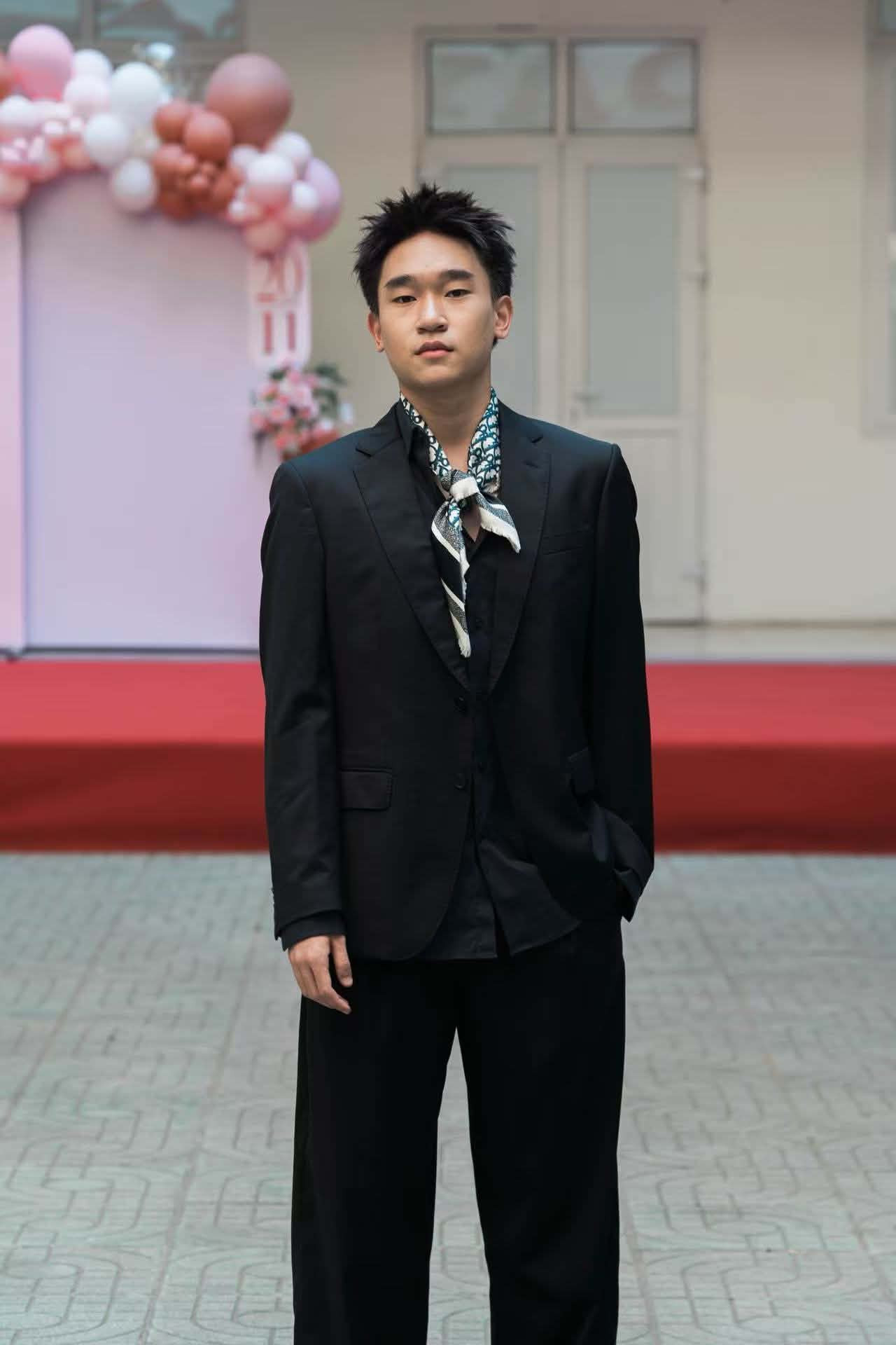 Một năm sau khi chị gái đặt chân đến Thanh Hoa, Khoa Vũ cũng giành học bổng 50% học phí vào Viện Chí Thiện (Zhishan College), Đại học Thanh Hoa năm 2026