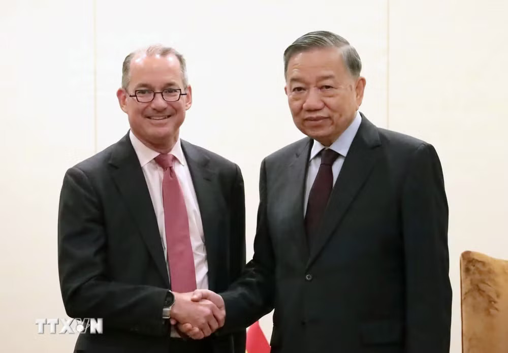 Tổng Bí thư, Chủ tịch nước Tô Lâm tiếp ông Robert (Bobby) Thomson, Phó Chủ tịch cấp cao kiêm Tổng phụ trách Quan hệ Chính phủ Toàn cầu của Tập đoàn Visa. (Ảnh: Thanh Tuấn/TTXVN) Tổng Bí thư, Chủ tịch nước Tô Lâm tiếp ông Robert (Bobby) Thomson, Phó Chủ tịch cấp cao kiêm Tổng phụ trách Quan hệ Chính phủ Toàn cầu của Tập đoàn Visa