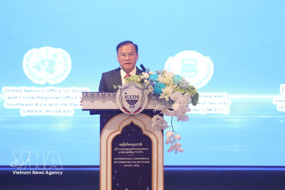 Sen. Lieut. Gen. Nguyen Van Long, Deputy Minister of Public Security of Vietnam, speaks at the conference (Photo: VNA) vnanet_potal-campuchia-khai-mac-hoi-nghi-quoc-te-ve-chong-lua-dao-truc-tuyen-9044272-1.jpg
