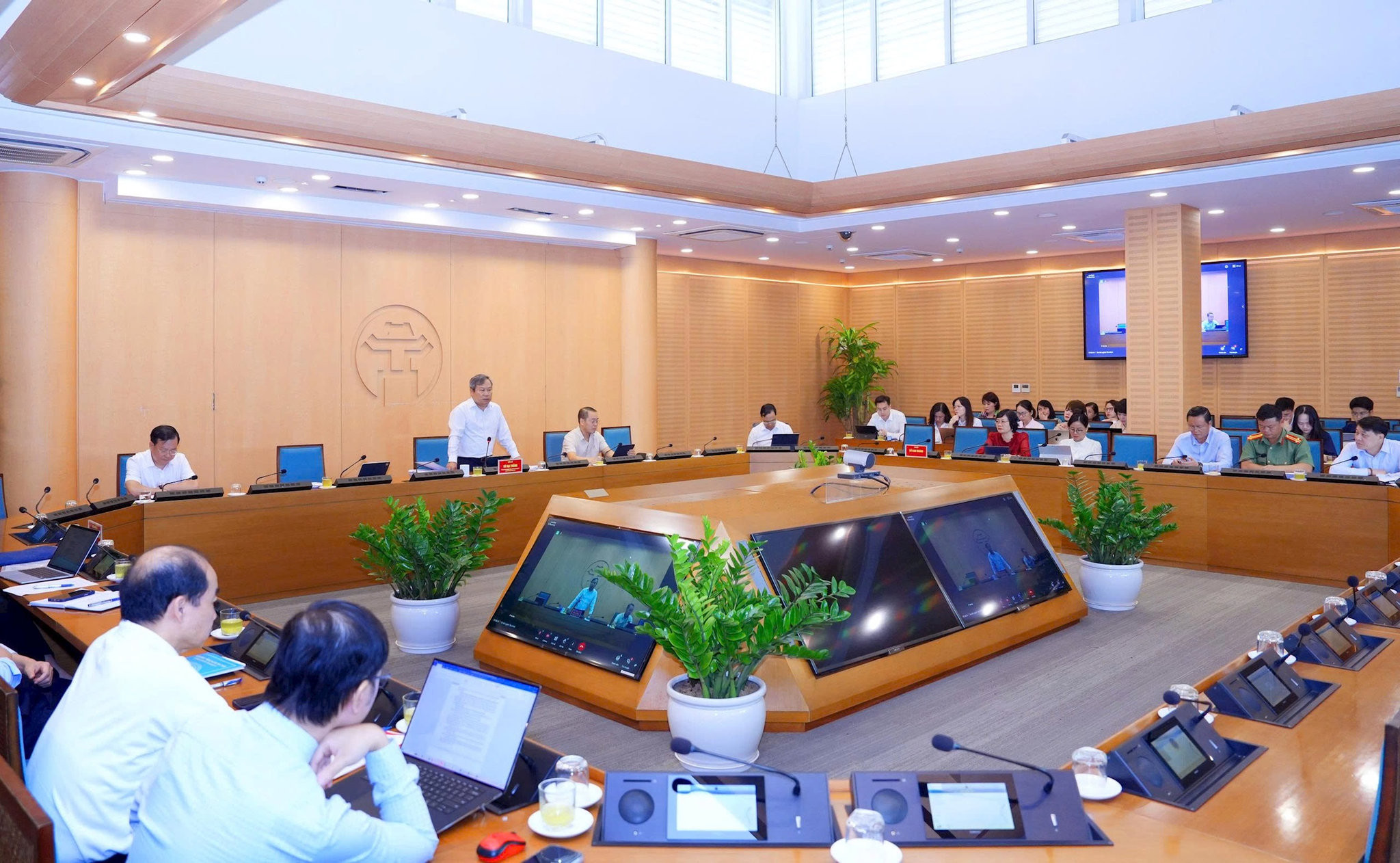 Chủ tịch UBND thành phố Hà Nội Vũ Đại Thắng dự họp tại điểm cầu thành phố Hà Nội