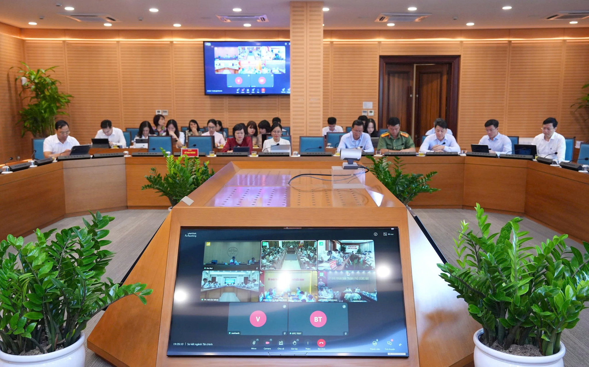 Thứ trưởng Bộ Tài chính Trần Quốc Phương chủ trì cuộc họp trực tuyến với các tỉnh, thành phố trực thuộc trung ương